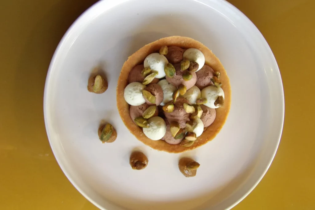tartelette chocolat pistaches réalisée par la brigade patisserie du restaurant le Steinway à Quimper