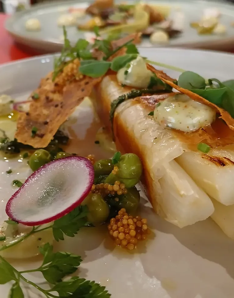 Asperges blanches croustillantes, sauce vierge à l’estragon