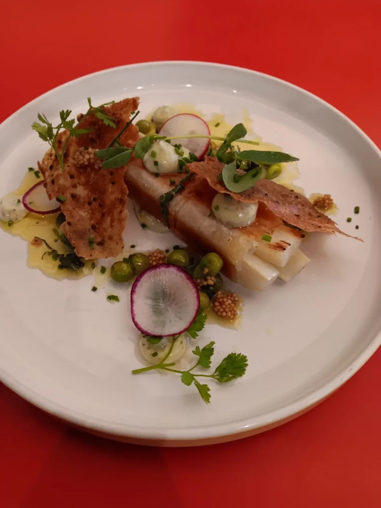 Asperges blanches croustillantes, sauce vierge à l’estragon