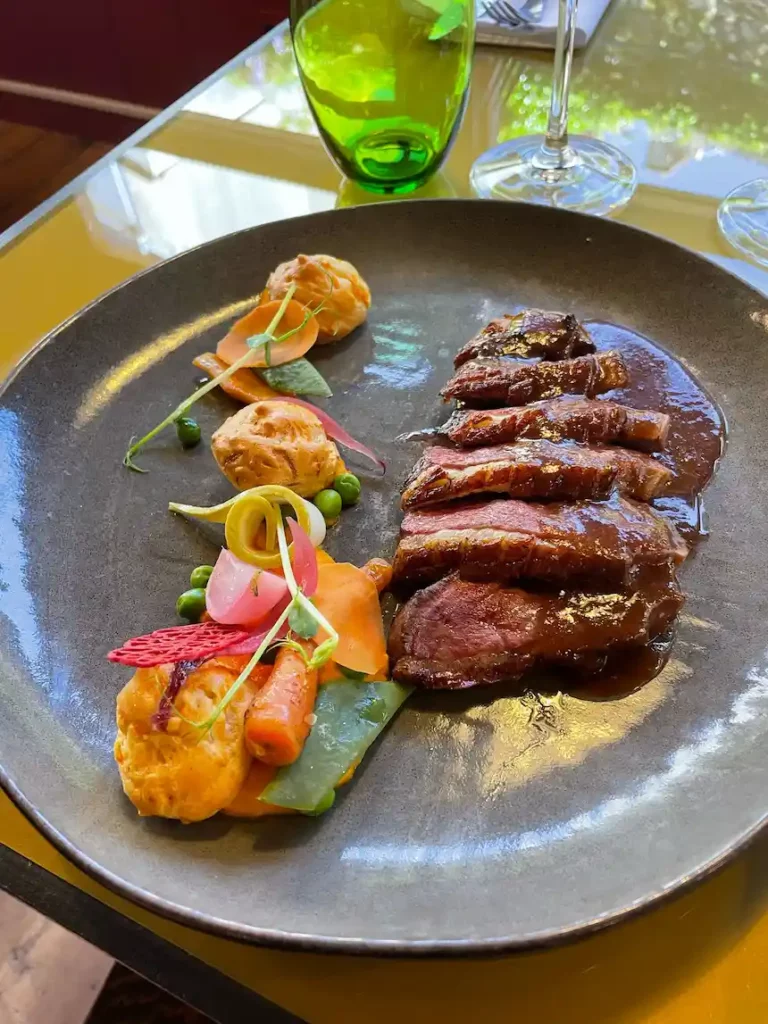 Magret de Canard du Sud-Ouest, Légumes glacés au beurre, jus à la rhubarbe