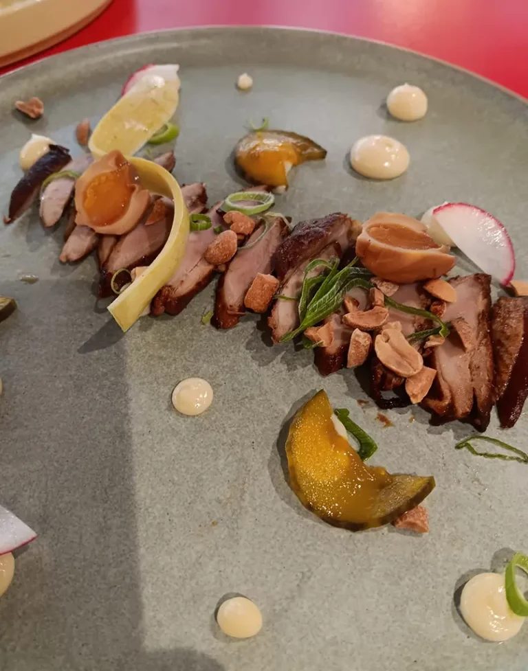 Tataki de filets de Caille et œuf de caille marinés à la cacahuète et wasabi