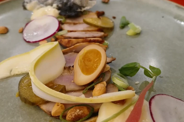Tataki de filets de Caille et œuf de caille marinés à la cacahuète et wasabi