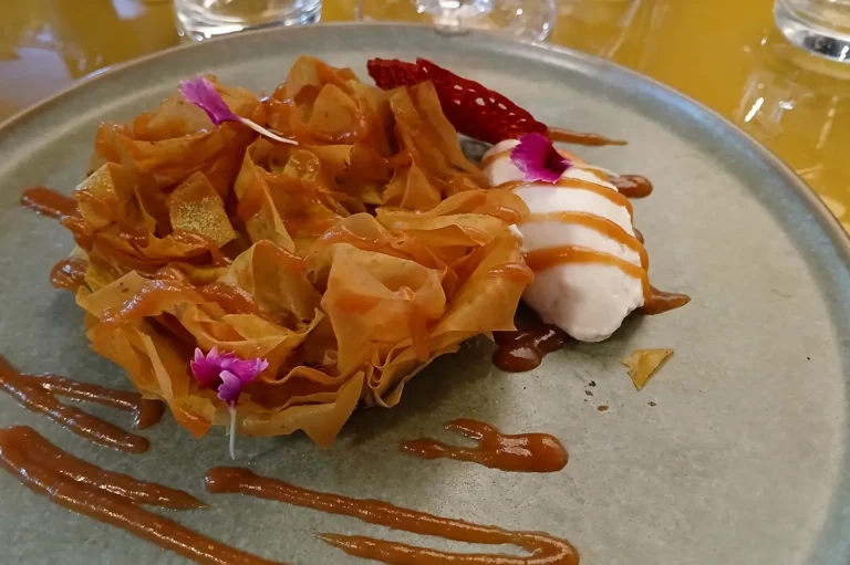 Croustillant pomme rhubarbe, crème vanillée
