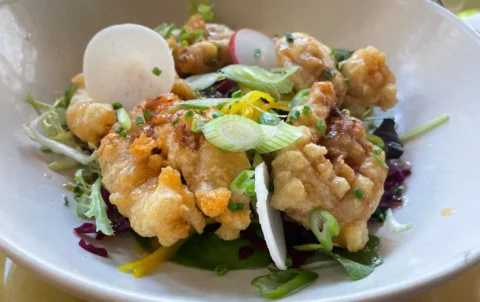 Beignets de crevettes Maison sauce aigre-douce au nouveau menu déjeuner du restaurant le Steinway à Quimper.