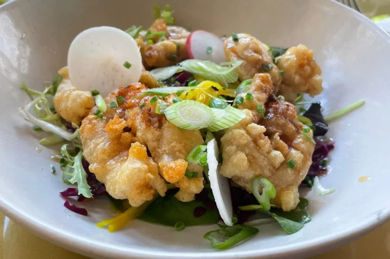Beignets de crevettes Maison sauce aigre-douce au nouveau menu déjeuner du restaurant le Steinway à Quimper.