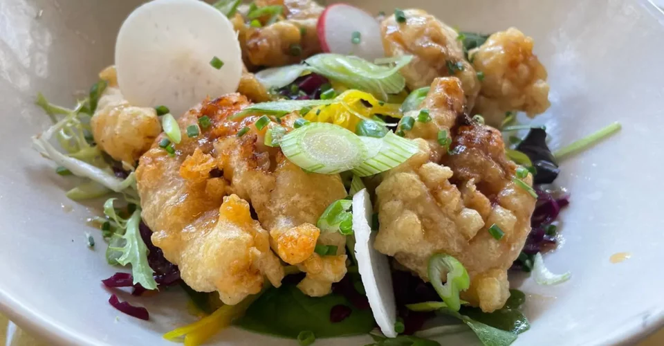 Beignets de crevettes Maison sauce aigre-douce au nouveau menu déjeuner du restaurant le Steinway à Quimper.