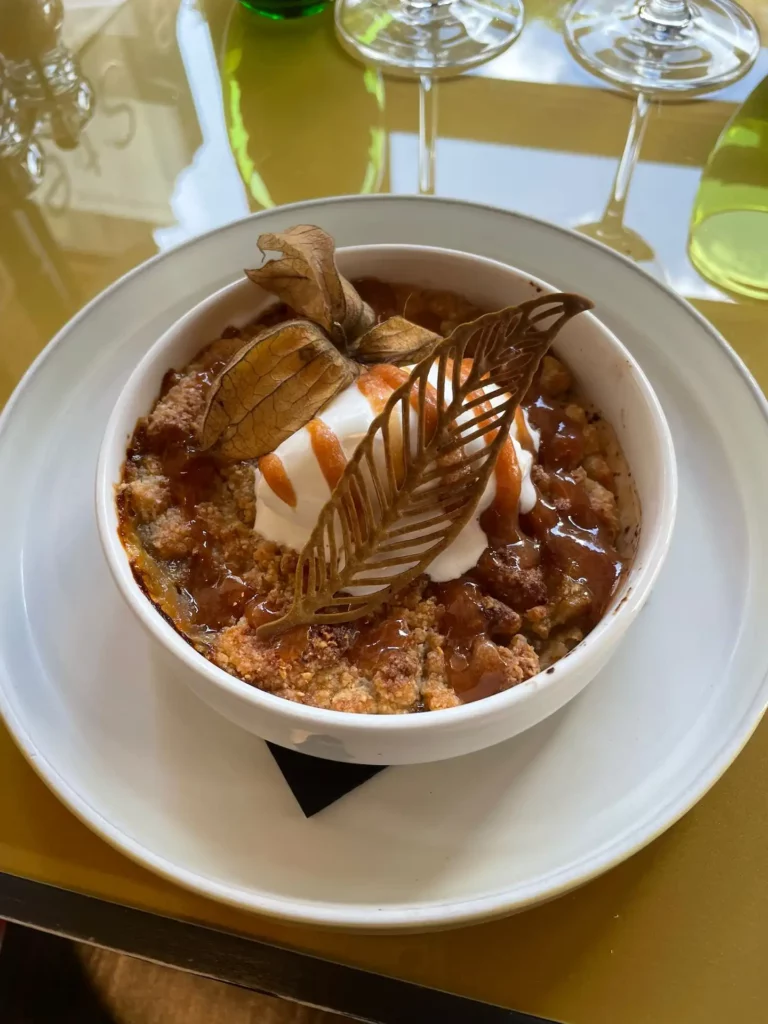 Crumble pomme, rhubarbe, crème montée vanille, caramel