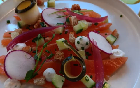 Gravelax de Saumon, fraîcheur de concombre, crème de wasabi