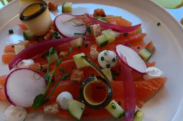 Gravelax de Saumon, fraîcheur de concombre, crème de wasabi