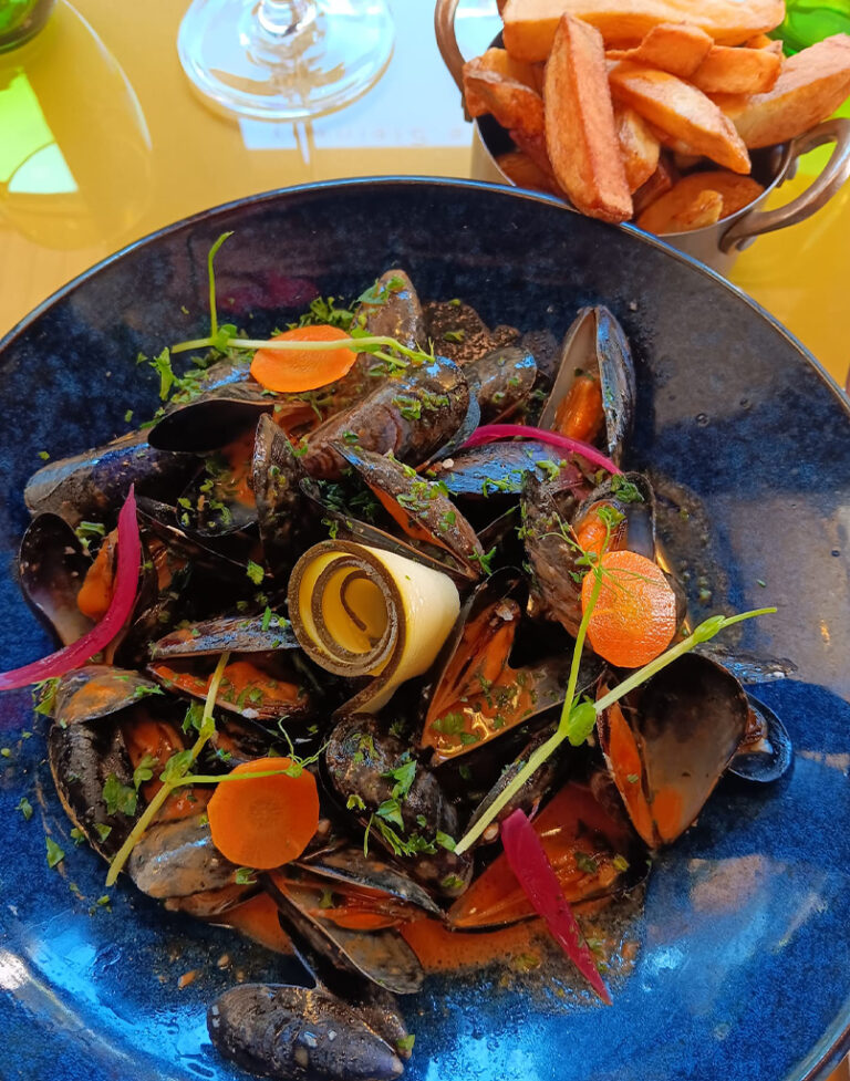 Moules de Pont Aven au Kari Gosse, frites maison