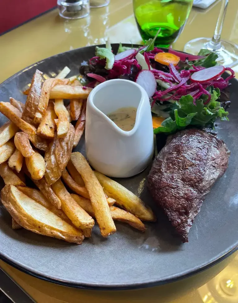 Pièce du boucher grillée, frites Maison, sauce choron