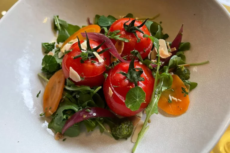 Entrée créative maison au Steinway à Quimper : Tomates farçies au chèvre frais à l’amande et basilic