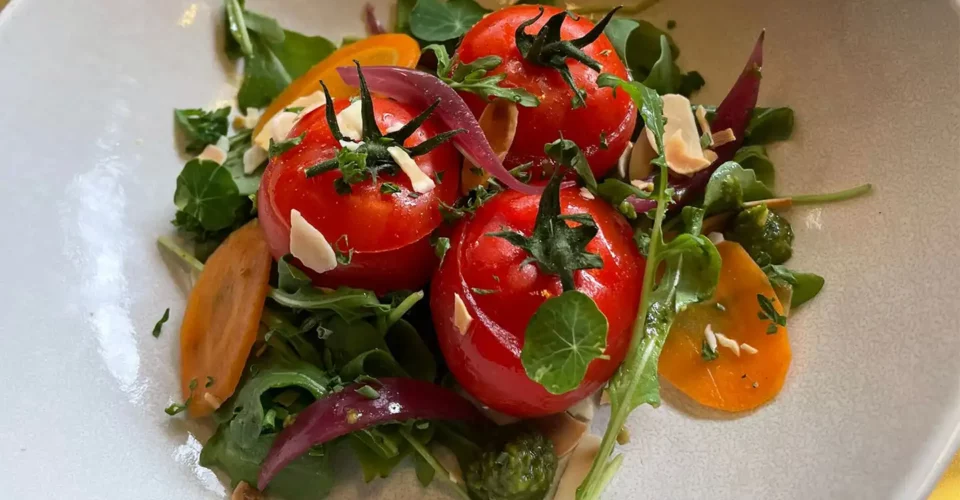 Entrée créative maison au Steinway à Quimper : Tomates farçies au chèvre frais à l’amande et basilic