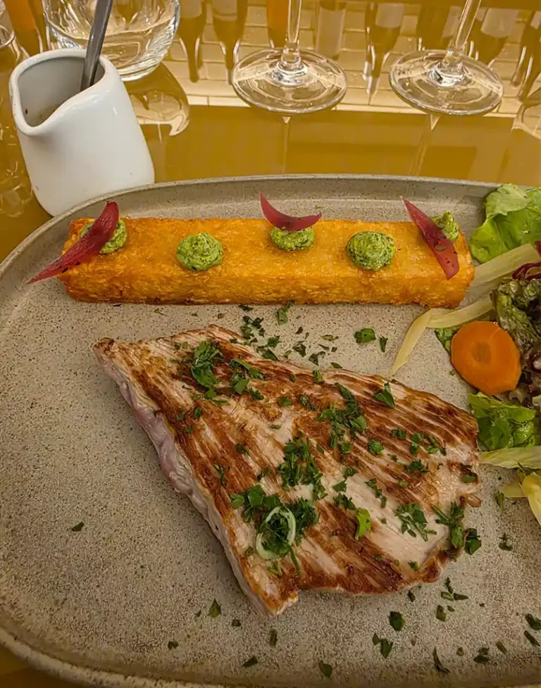 Bavette de veau grillée sauce échalotte, pommes Paillasson