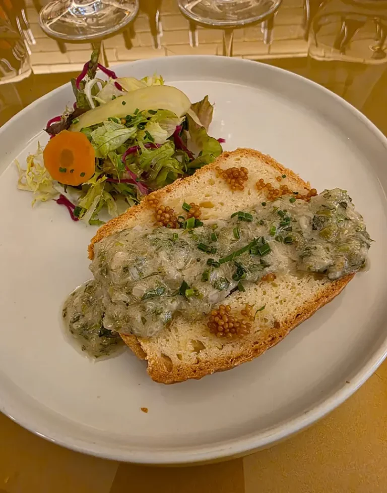 Saucisse briochée maison, ravigote aux fines herbes