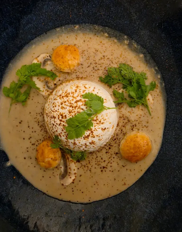 Velouté de champignons et cèpes, espuma à l’arabica