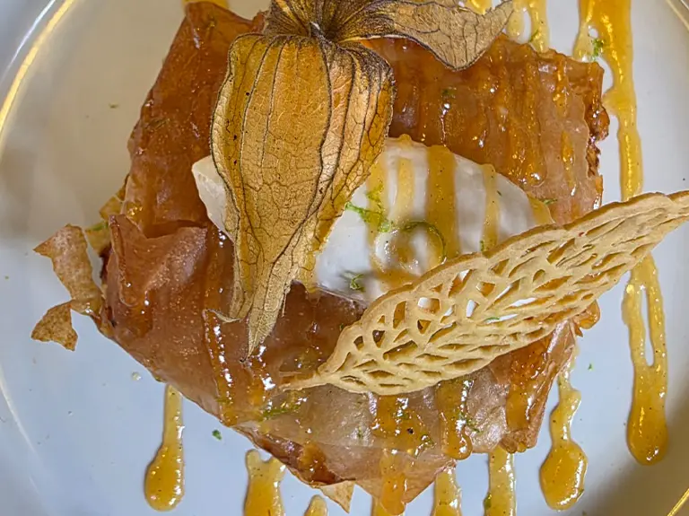 Croustillant à la pomme et ananas caramélisés, mousseline vanillée