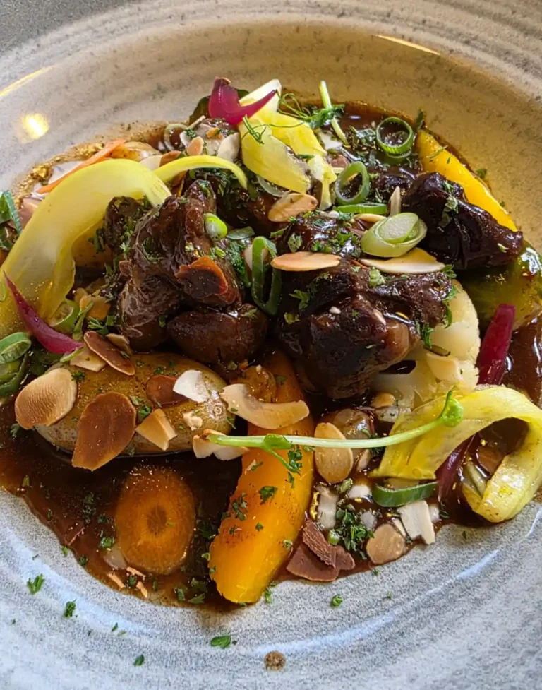 Echine de Marcassin mijotée aux fruits secs, petits légumes