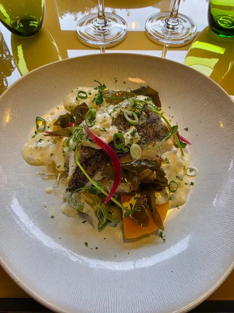 Pêche du jour, beurre d’algues, choucroute primeur et légumes