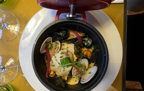 Chaudrée bretonne de joues de lotte et coquillages au safran