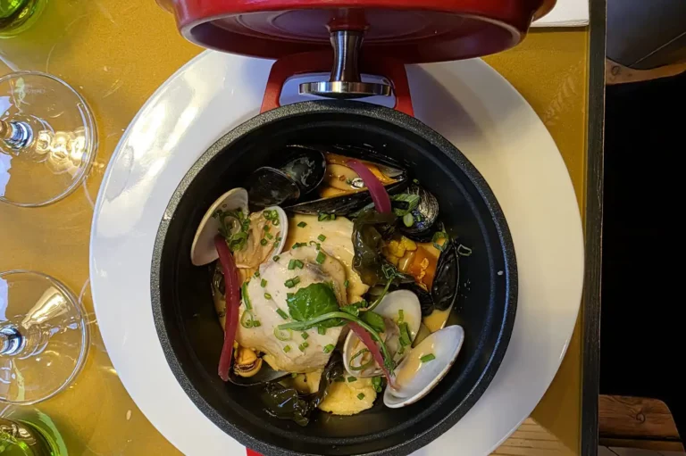 Chaudrée bretonne de joues de lotte et coquillages au safran