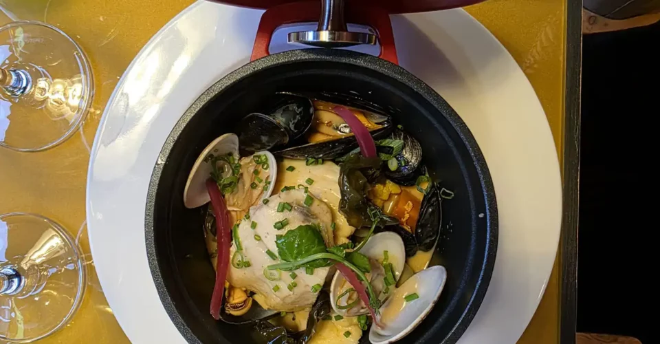 Chaudrée bretonne de joues de lotte et coquillages au safran