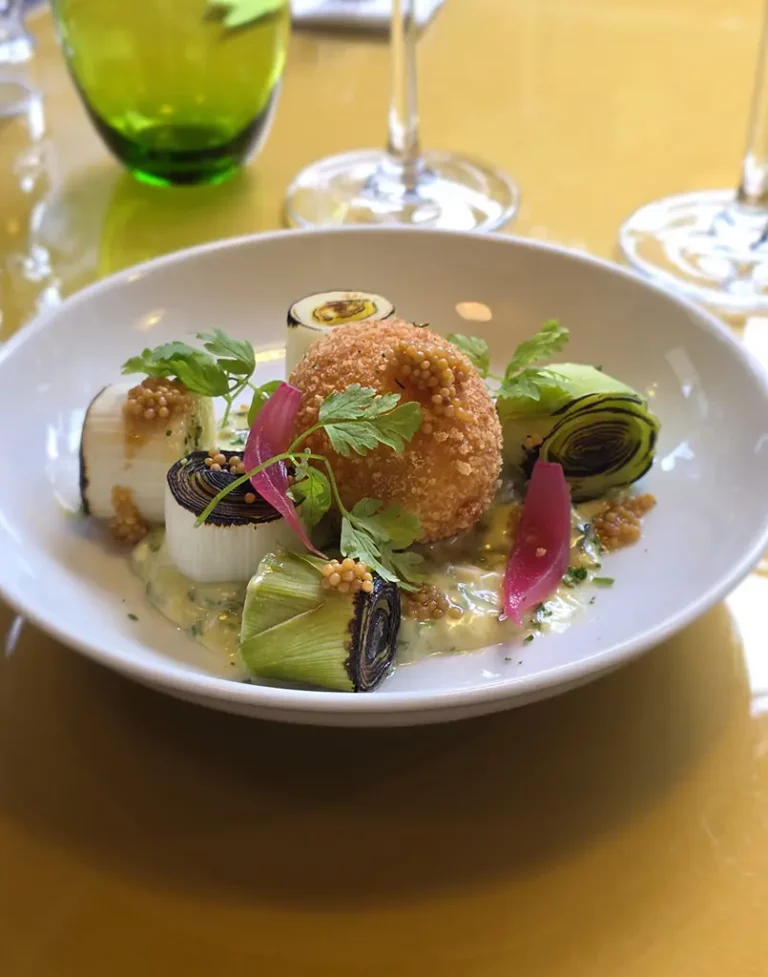 Œuf croustillant, poireaux grillés, sauce gribiche