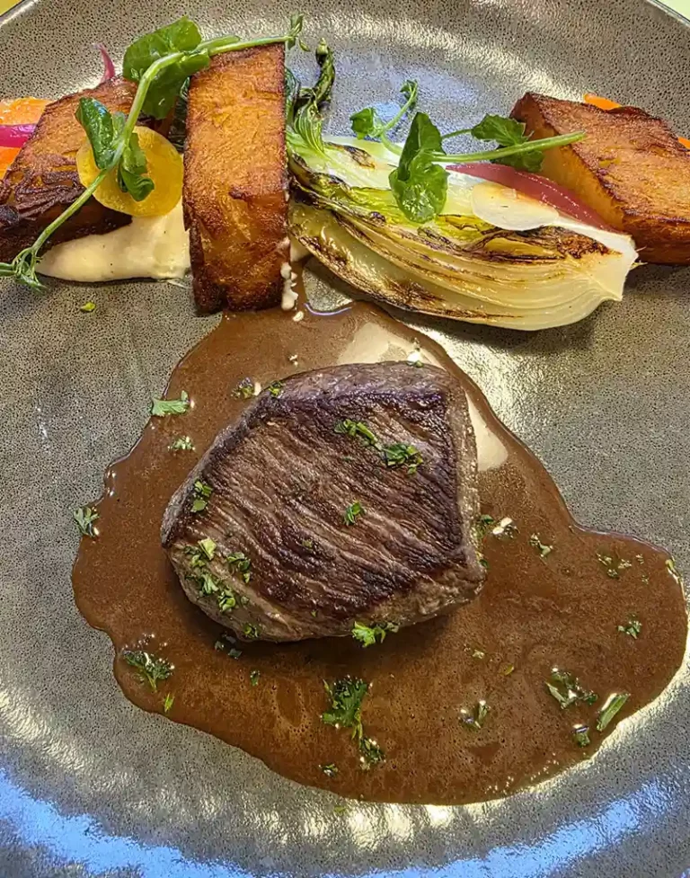 Pavé de Cerf grillé, jus au whisky, millefeuille de pomme de terre