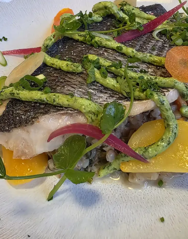 Pêche du jour, pesto vert, risotto crémeux de sarrasin