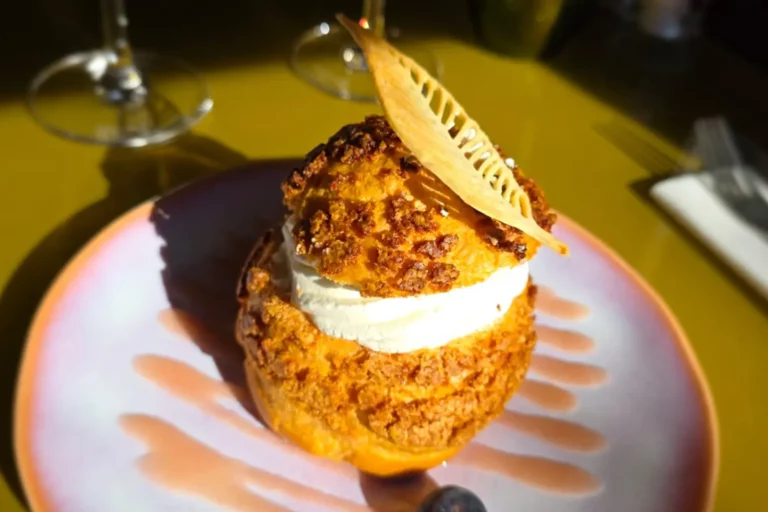 Chou du Steinway au chocolat blanc, compotée de rhubarbe