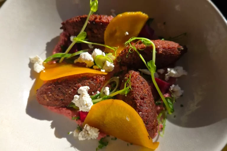 Cromesquis de betteraves, houmous et feta