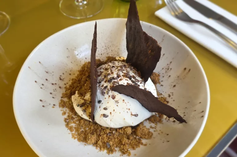 Ganache chocolat noir, crumble au sarrasin, dessert maison et créatif au restaurant Le Steinway à Quimper