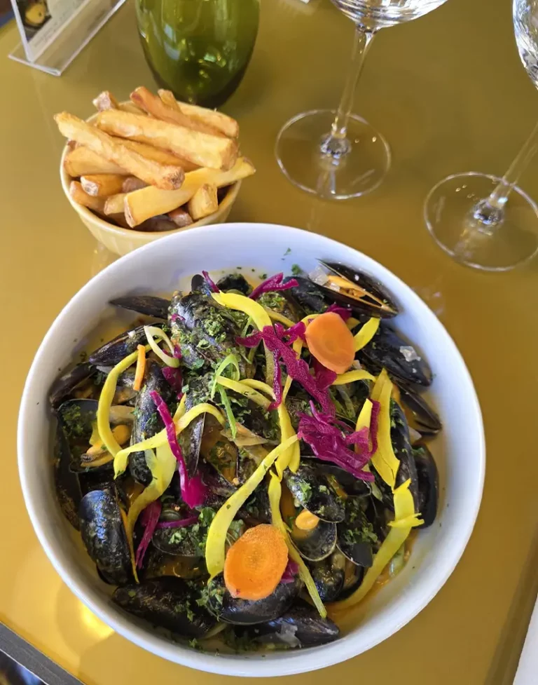 Moules Frites de nos côtes bretonnes au Kari Gosse au Steinway, restaurant Quimper