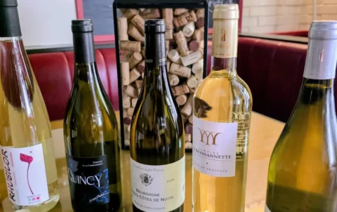 Notre sélection de vins blancs pour sublimer vos plats d’été au restaurant Le Steinway à Quimper