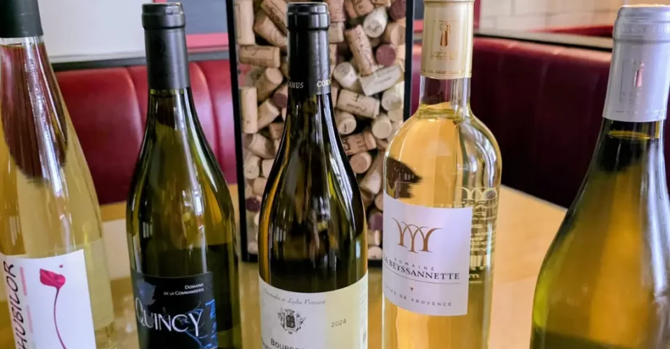 Notre sélection de vins blancs pour sublimer vos plats d’été au restaurant Le Steinway à Quimper