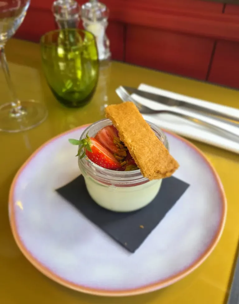 Panna Cotta à la fraise et pistache un excellent dessert du restaurant Le Steinway à Quimper