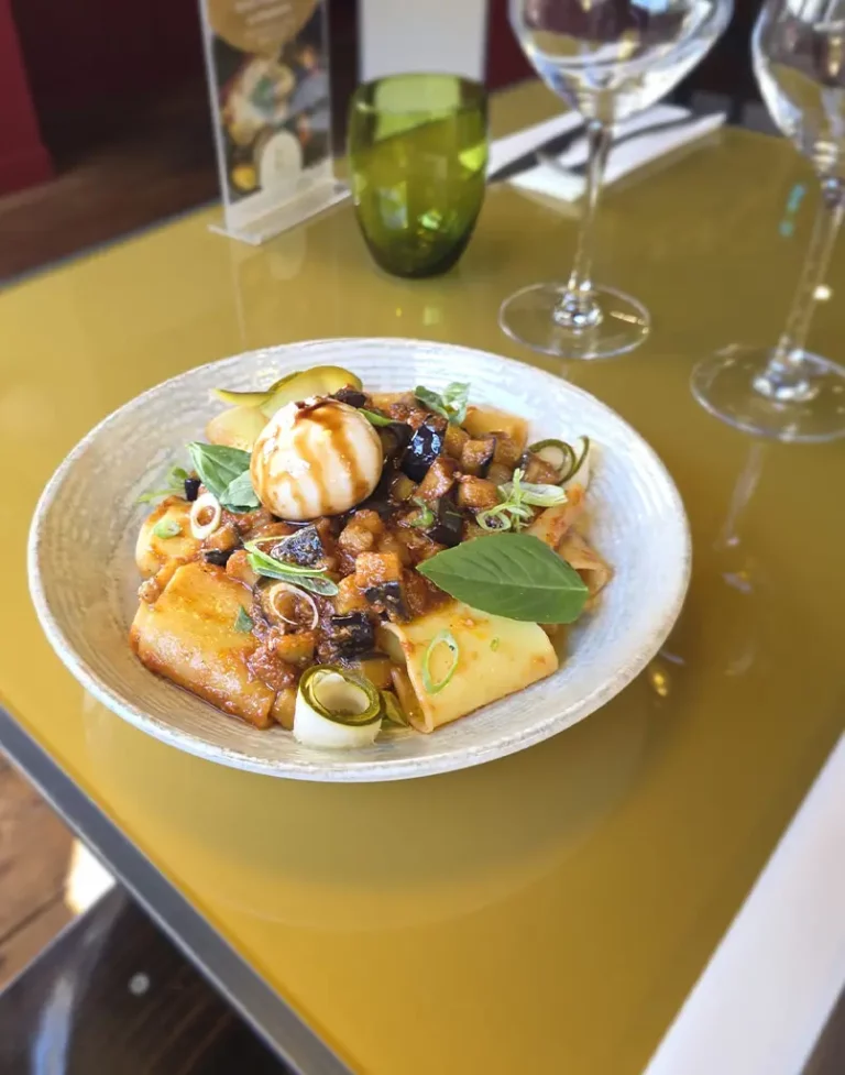 Rigatoni à la Norma, burrata crémeuse un délicieux plats au restaurant Le Steinway à Quimper