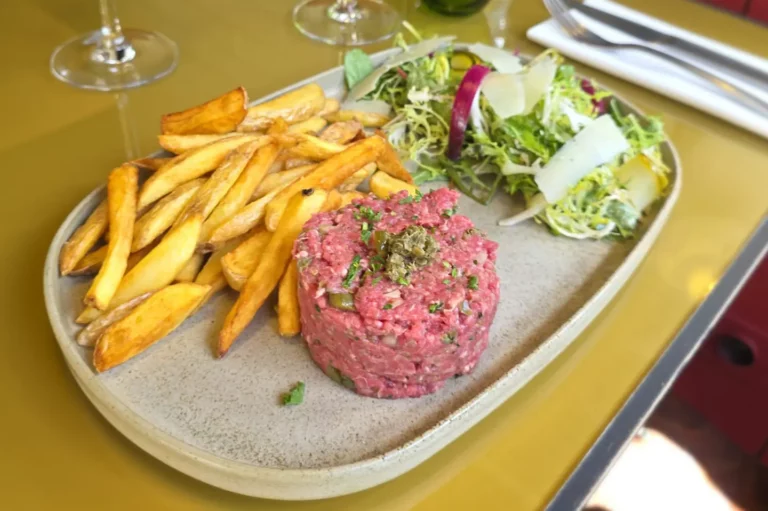 Tartare de bœuf du Steinway préparé, frites Maison au restaurant à Quimper