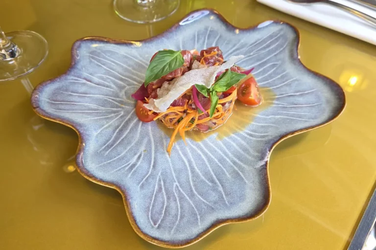 Tartare de thon rouge à la tahitienne et citron vert en entrée au restaurant Le Steinway à Quimper