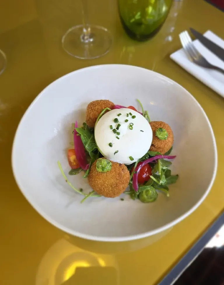 Tomates estivales, pêche blanche et mozzarella burrata à déguster au restaurant Le Steinway à Quimper