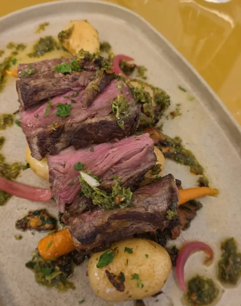 Filet de boeuf grillé, grenailles rôties et girolles