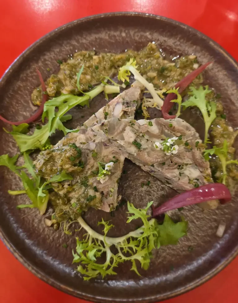 Hure de pieds de cochon et condiments, sauce ravigote