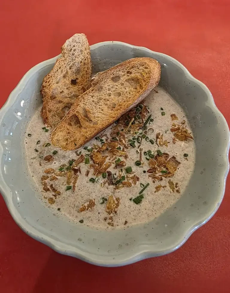 OEuf parfait velouté de champignons, oignons crispy