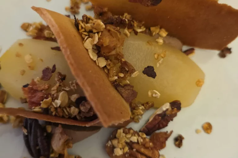 Poire pochée, ganache chocolat, muesli noix de pécan