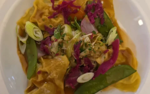 Ravioles de langoustines Maison, bisque de carapaces à la carte du restaurant Le Steinway à Quimper