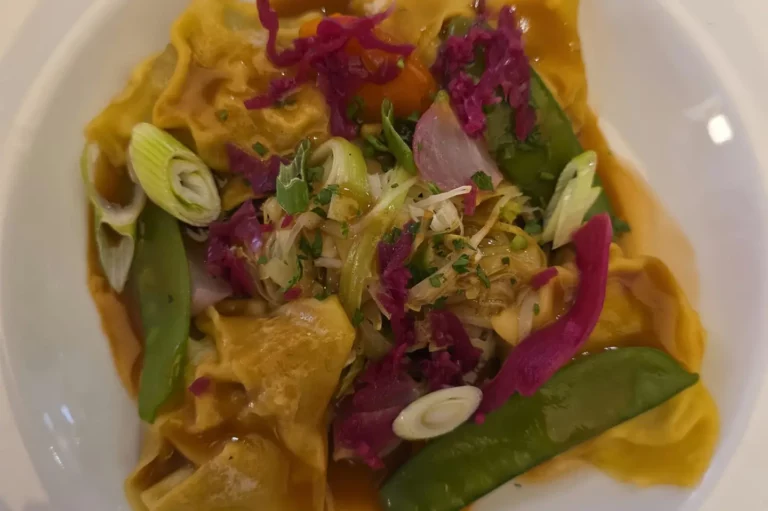 Ravioles de langoustines Maison, bisque de carapaces à la carte du restaurant Le Steinway à Quimper